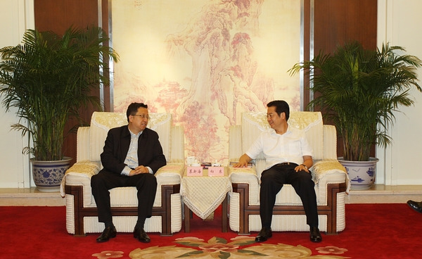 中國(guó)僑網(wǎng)慕新海與南充市委副書記、市長(zhǎng)向東會(huì)談