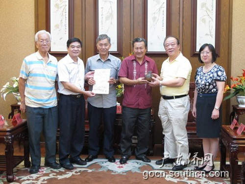 中國僑網(wǎng)古巴謝戈德阿維拉省洪門民治黨訪問團向省僑辦及華僑博物館捐贈華僑華人歷史文物