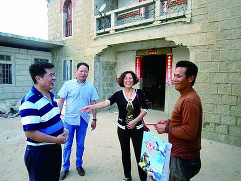 中國(guó)僑網(wǎng)9月中旬,市僑聯(lián)會(huì)同卡朱米羽絨服企業(yè)赴南日鎮(zhèn)開(kāi)展“僑愛(ài)心行動(dòng)”
