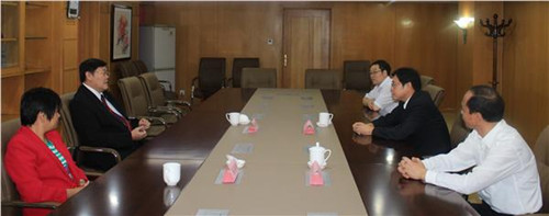 中國僑網(wǎng)王華主任與瑞中友好交流協(xié)會(huì)楊善中會(huì)長夫婦親切會(huì)談