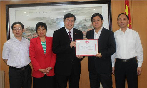 中國僑網(wǎng)王華主任為楊善中先生頒發(fā)江蘇省海外交流協(xié)會(huì)聘書