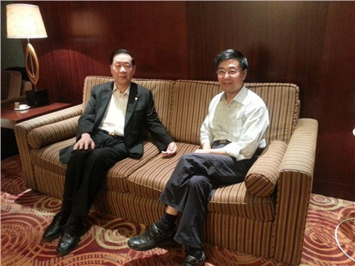 中國僑網(wǎng)孫彬副主任與馮大淦院士合影