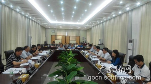 中國僑網(wǎng)省僑辦調(diào)研組與肇慶高新區(qū)有關領導就華僑農(nóng)場危房改造工作進行座談交流