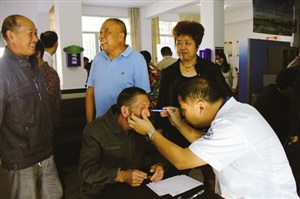 中國僑網(wǎng)浙江省僑辦和民革浙江省委會送醫(yī)送僑法進溫州鄉(xiāng)村。(《溫州日報》)