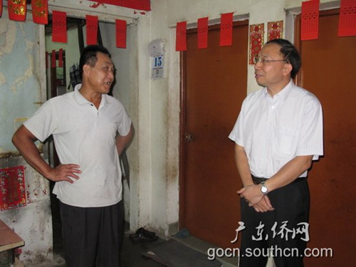 中國僑網省僑辦林琳副主任在光明華僑農場新羌社區(qū)實地調研危房改造工作