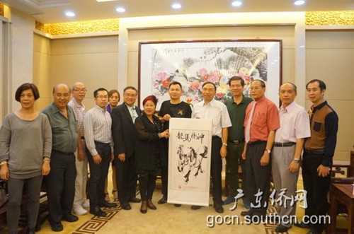 中國僑網(wǎng)林琳向中美國際文化交流協(xié)會訪問團(tuán)贈送紀(jì)念品