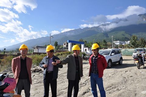 中國僑網(wǎng)張新明現(xiàn)場調(diào)研力寶集團(tuán)大理養(yǎng)生度假酒店建設(shè)情況。(云南僑辦)