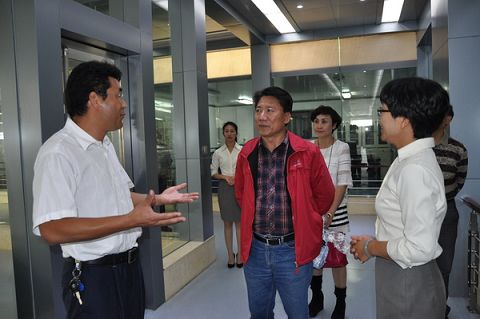 中國僑網(wǎng)張新明在大理歐亞牛奶生產(chǎn)車間現(xiàn)場調(diào)研聽取情況介紹(云南僑辦)