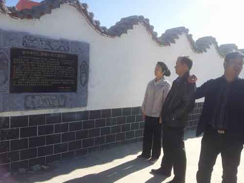 中國僑網(wǎng)調(diào)研組一行考察多木寺村幼兒園。(甘肅僑聯(lián))