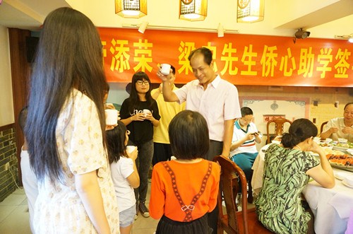 中國僑網(wǎng)學(xué)生以獻(xiàn)茶等形式向勞添榮董事長表達(dá)感激