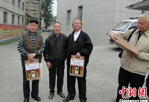 中國僑網(wǎng)洛陽老歸僑領(lǐng)取慰問品.(吳正明 攝)