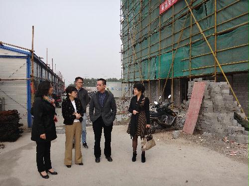 中國(guó)僑網(wǎng)圖為浦金英實(shí)地查看了解星月企業(yè)項(xiàng)目進(jìn)展情況