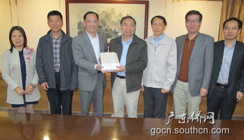 中國(guó)僑網(wǎng)林琳副主任(右四)向陳安副主任(左三)贈(zèng)送《廣東華僑史》編撰成果