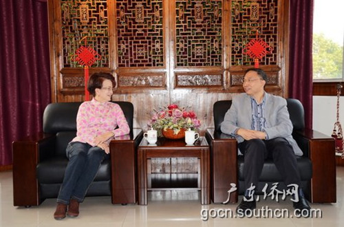 中國僑網(wǎng)省僑辦林琳副主任會(huì)見蓉子作家(右)