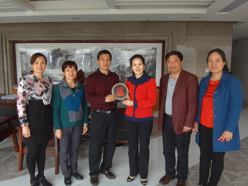中國(guó)僑網(wǎng)吳藝珍主席向楊國(guó)平先生贈(zèng)送紀(jì)念品