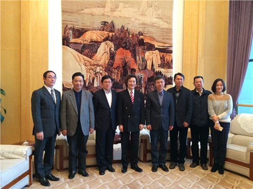 中國僑網(wǎng)卜宇與吳汝俊一行合影留念