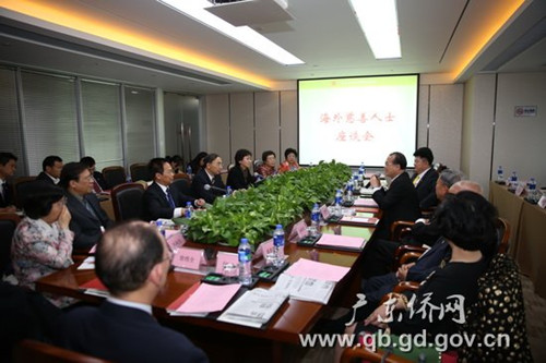 中國僑網(wǎng)香港新華集團主席蔡冠深先生發(fā)言