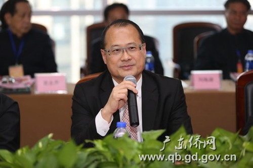 中國僑網(wǎng)香港新華集團主席蔡冠深先生發(fā)言