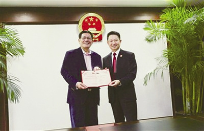 中國僑網(wǎng)“華僑和事佬” 擔(dān)任海外調(diào)解員。(《溫州日報》)