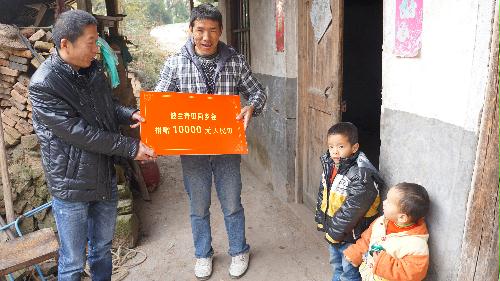 中國僑網圖為青田僑辦前往貧困戶張靈峰家庭送善款