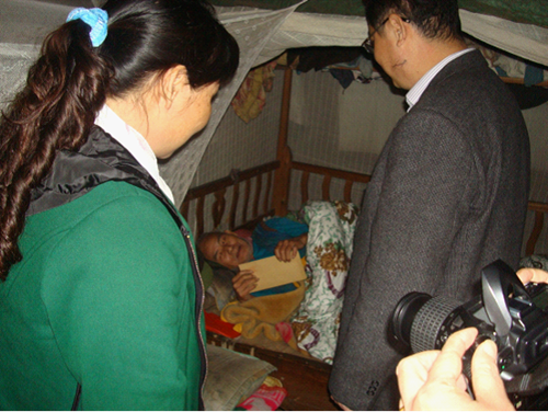 中國(guó)僑網(wǎng)照片為茂名市外僑局長(zhǎng)鄧崇可慰問歸僑楊際蓮