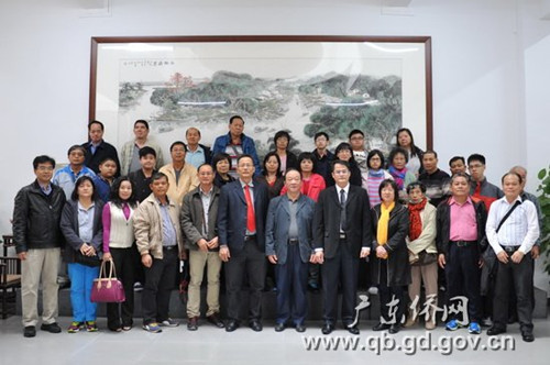 中國僑網(wǎng)吳銳成(右六)、黎靜(右四)與訪問團合影