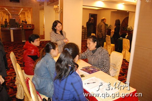 中國僑網(wǎng)特聘律師、廣東正平天成律師事務(wù)所章震亞律師(右)在為僑資企業(yè)代表解答法律問題