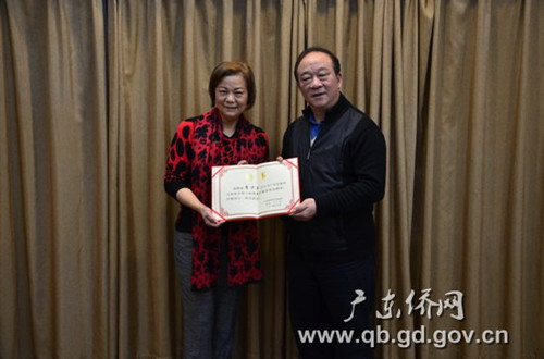 中國僑網(wǎng)吳銳成主任(右)為李少玉會(huì)長(左)頒發(fā)海交會(huì)聘書