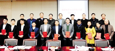 中國僑網(wǎng)福建省僑辦主任楊輝(后排左5)、副主任林澤春(后排左6)等與部分受聘律師合影。