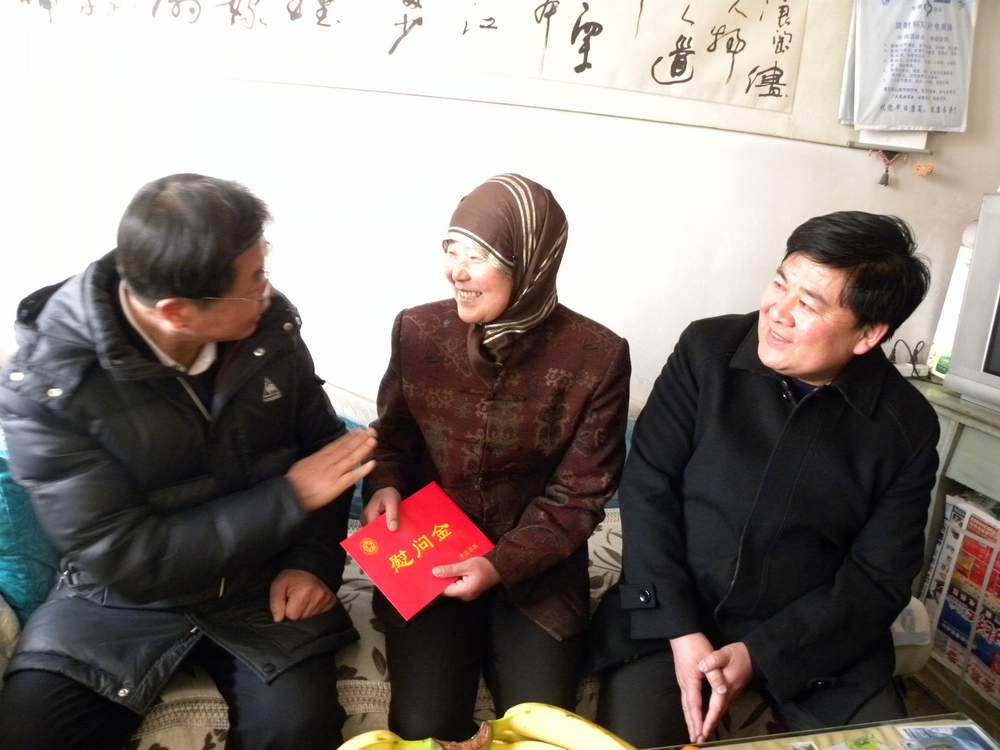 中國(guó)僑網(wǎng)慰問(wèn)沙特僑眷敏秀蘭