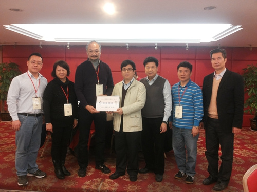 中國僑網香港正東柔道會向佛山市僑聯(lián)致送紀念品。