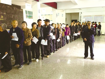 中國(guó)僑網(wǎng)患者在驗(yàn)光。(《溫州日?qǐng)?bào)》)