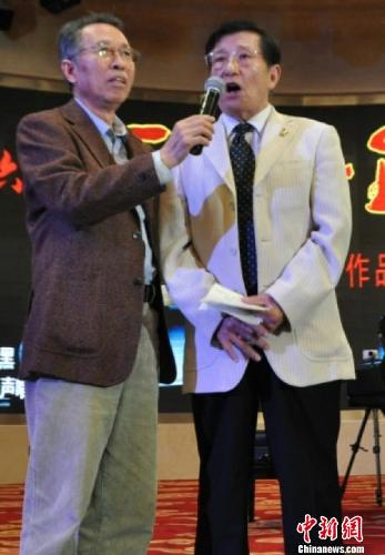 中國僑網(wǎng)李自立(右一)與彭民雄在一起(王志升 攝)