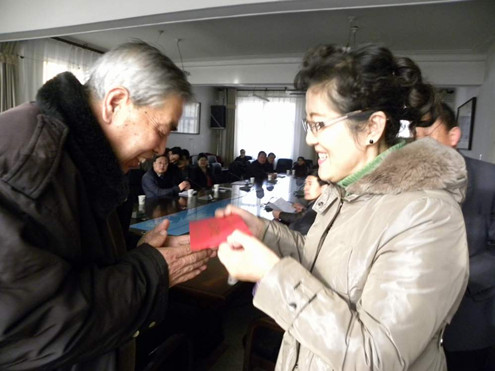 中國僑網(wǎng)甘肅省僑聯(lián)秘書長蘆小燕為隴西縣困難歸僑送上慰問金