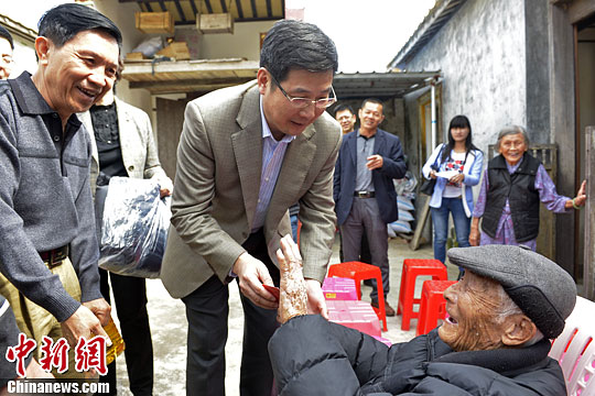 中國僑網(wǎng)圖為國僑辦副主任莊榮文(中)看望98歲高齡的南僑機工張修?。ㄓ?)。中新社發(fā) 駱云飛 攝