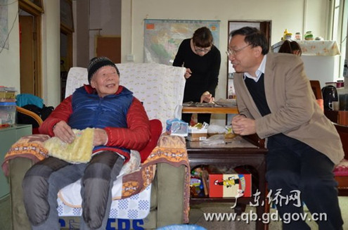 中國僑網廣東省僑辦副主任林琳(右一)看望南僑機工張偉民(左一)