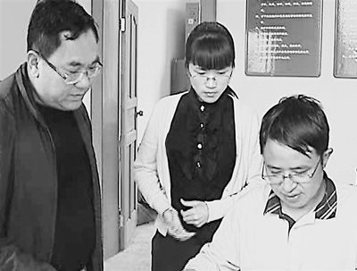 中國(guó)僑網(wǎng)寸永宏(左一)與同事們正在工作。