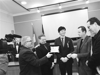 中國僑網(wǎng)瑞安籍旅意華僑二代陳茂國(左三)獲意大利政府頒發(fā)的共和國英雄勛章