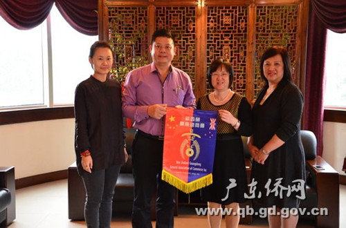 中國僑網(wǎng)黎靜副主任(右2)與馬國超會長(左2)合影留念