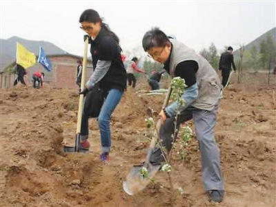 中國(guó)僑網(wǎng)圖為“中國(guó)海歸精英聯(lián)盟”組織的海歸志愿植樹活動(dòng)。(《人民日?qǐng)?bào)海外版》)