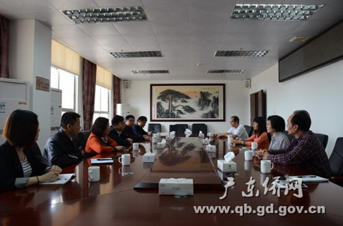 中國僑網(wǎng)在英紅鎮(zhèn)政府座談(右二:吳鳳儀會長)