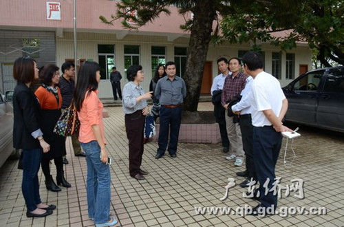 中國僑網(wǎng)學(xué)校負(fù)責(zé)人介紹英紅一小現(xiàn)狀