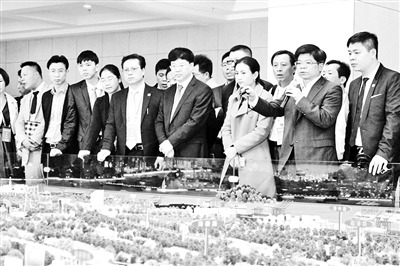 中國僑網(wǎng)福建省僑辦副主任林澤春陪同考察團成員考察廈門自貿(mào)園區(qū)。