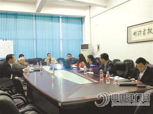 中國(guó)僑網(wǎng)“江門(mén)故事”組委會(huì)組織專(zhuān)家評(píng)審征集的作品。(《江門(mén)日?qǐng)?bào)》/趙藝斐 攝)