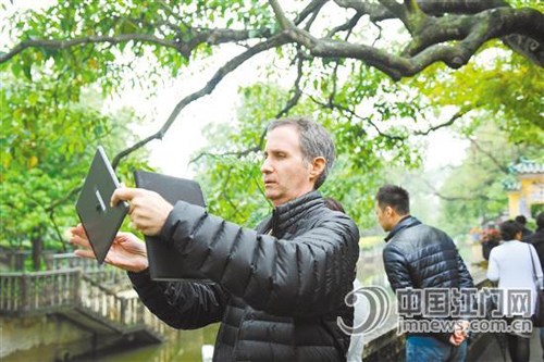 中國(guó)僑網(wǎng)Mark Gordon在參觀開(kāi)平碉樓時(shí)全程拍攝小視頻,對(duì)僑鄉(xiāng)的建筑文化很是贊賞。(《江門(mén)日?qǐng)?bào)/黃宇艦 關(guān)君 攝》))