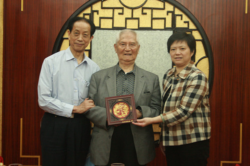 中國(guó)僑網(wǎng)陳曉玉向莊炎林贈(zèng)送紀(jì)念牌匾。