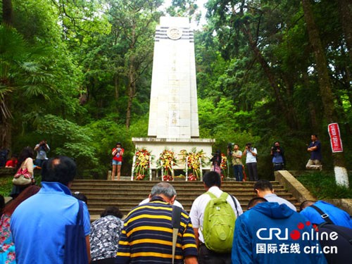 中國僑網(wǎng)媒體團瞻仰紀(jì)念碑。( 《國際在線》 /李紅攝)