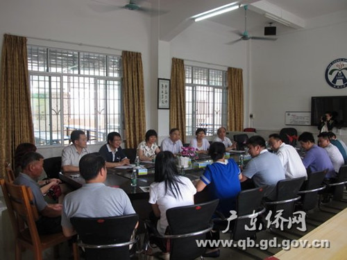 中國(guó)僑網(wǎng)在花城小學(xué)召開座談會(huì)