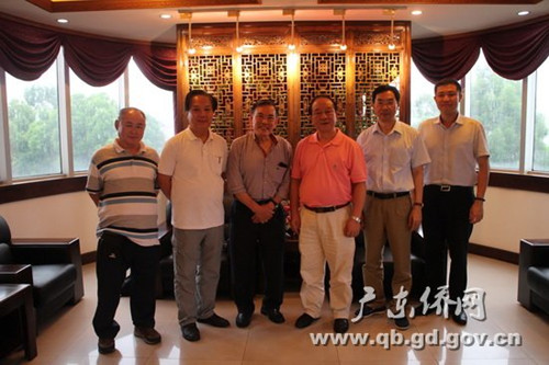 中國僑網(wǎng)吳銳成主任(右)與鄺偉森理事(左)座談交流