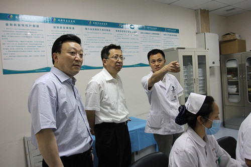 中國(guó)僑網(wǎng)四川省外僑辦主任慕新海(中)在四川三友集團(tuán)董事長(zhǎng)郝士權(quán)(左)的陪同下,考察成都市西區(qū)醫(yī)院。